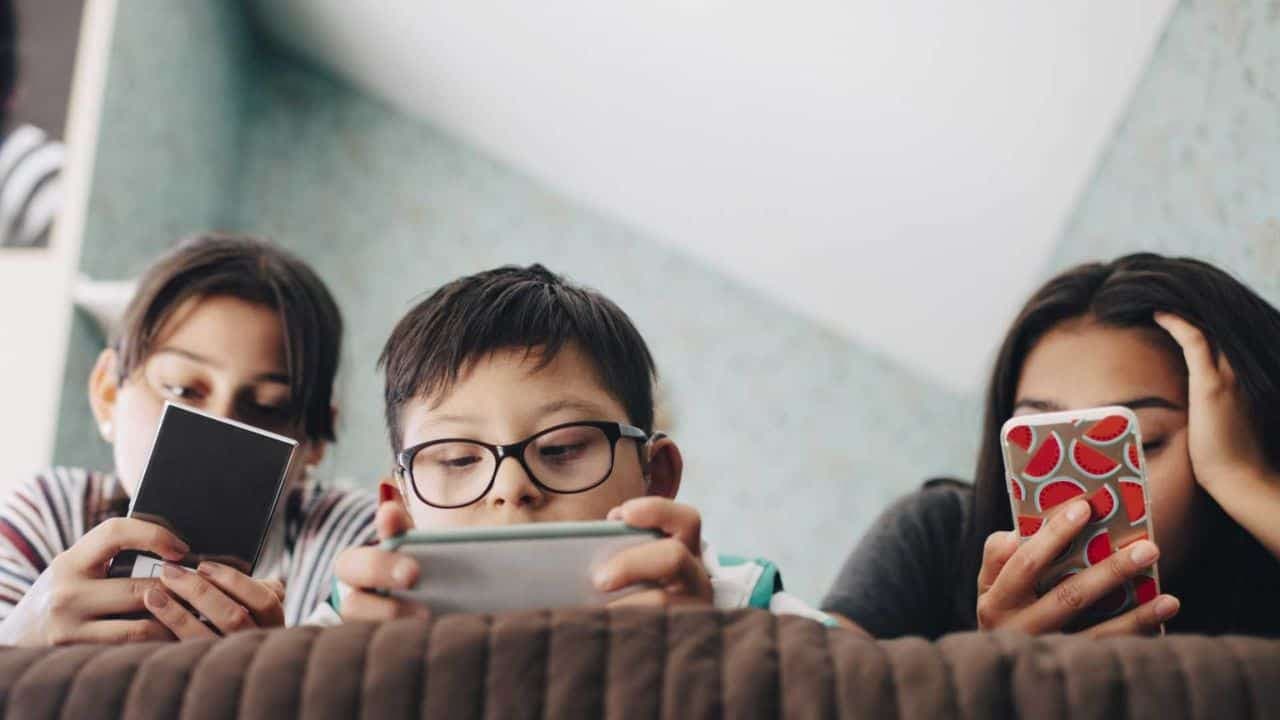 Average-Screen-Time-for-Adults-Statistics-2024